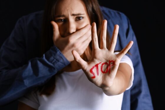 Aggressione a giovane donna a Terranova. Solidarietà del Centro Fabiana Luzzi
