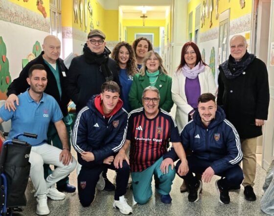 Cosenza Calcio dona magliette ai reparti di pediatria