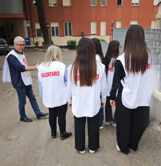 Studenti dello Scorza affiancano volontari ALT nei reparti